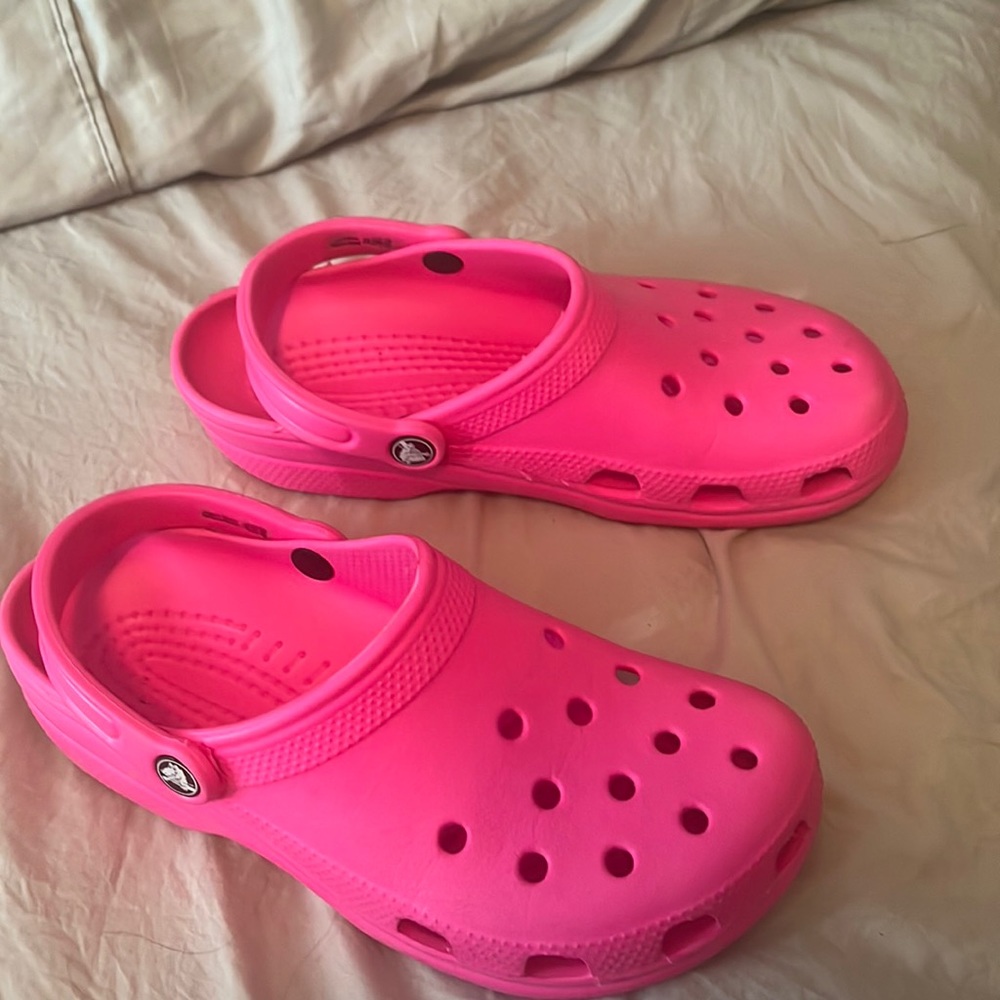 hot pink CROCS men’s 8 women’s 10